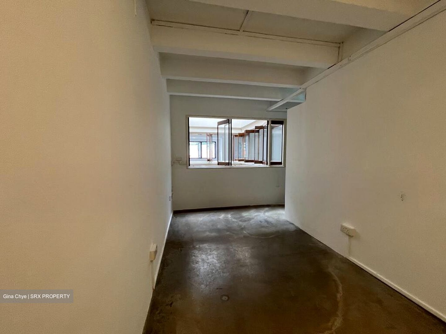 T-junction (D1), Office #495915461
